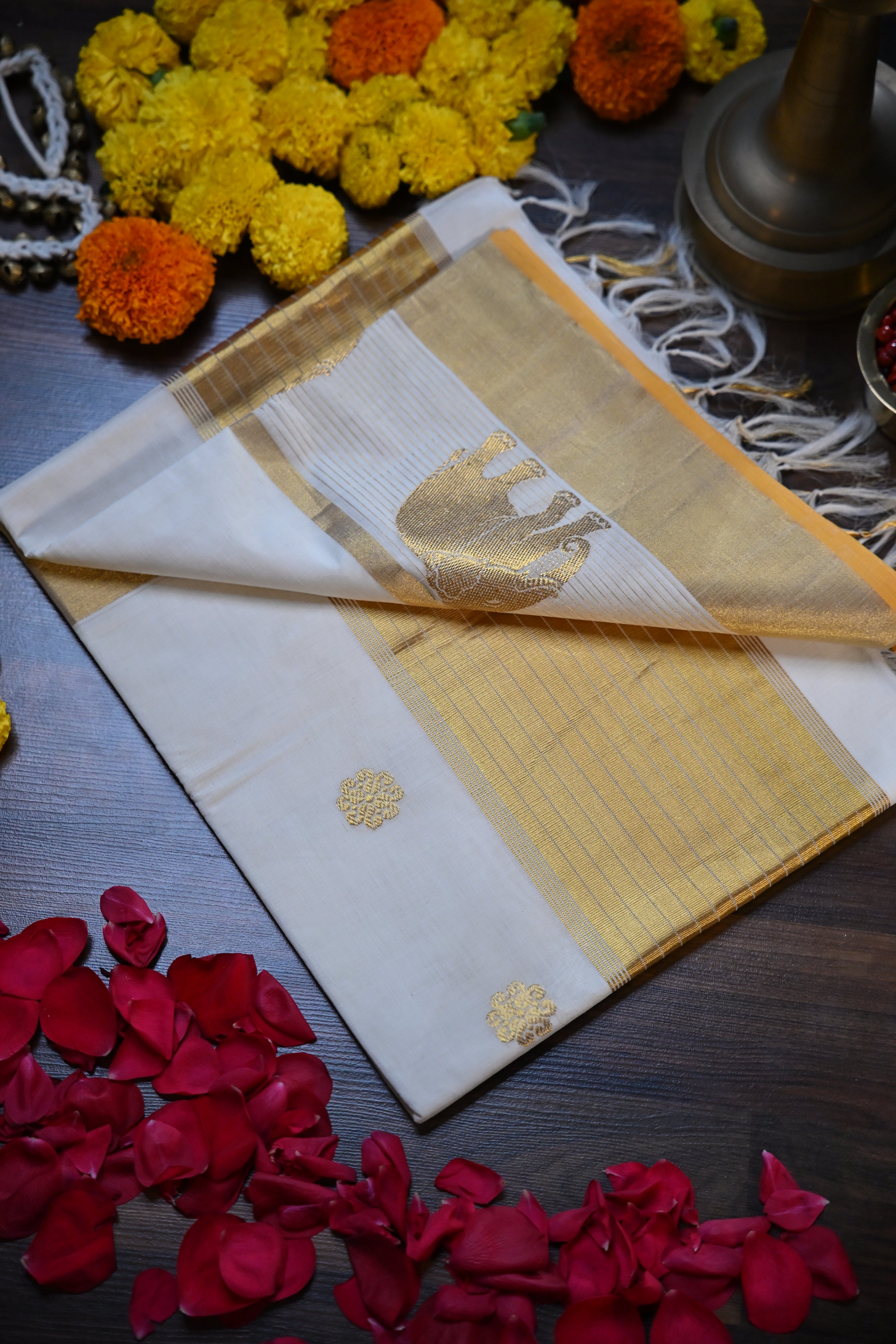 Majestic Elephant Motif Gold Zari Kasavu Saree